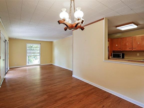 5th image of 504 E Forest Lawn Dr