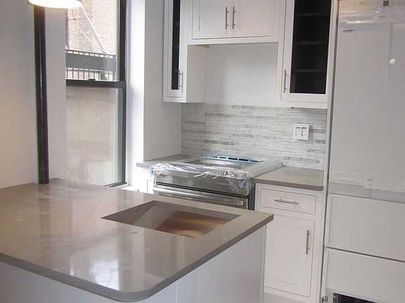 5th image of 236 E 13th St APT 23
