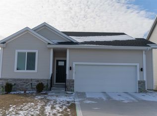 2925 Indigo Ln, Pella, IA 50219