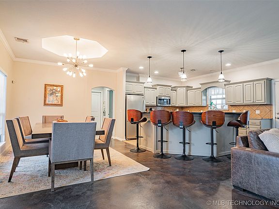 5th image of 906 Aspenwood St