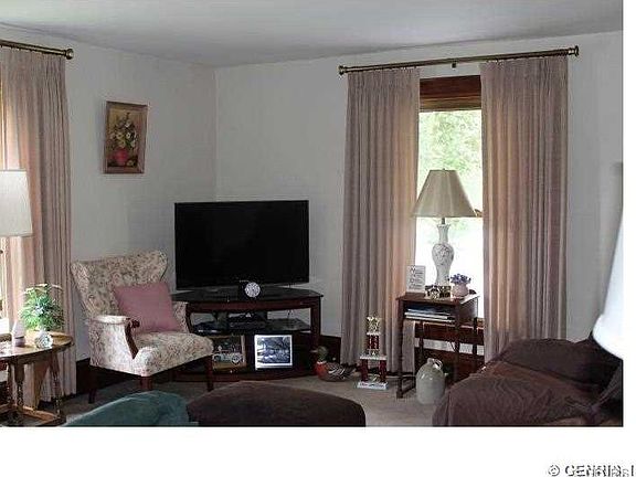 4th image of 1814 Crandall Ave