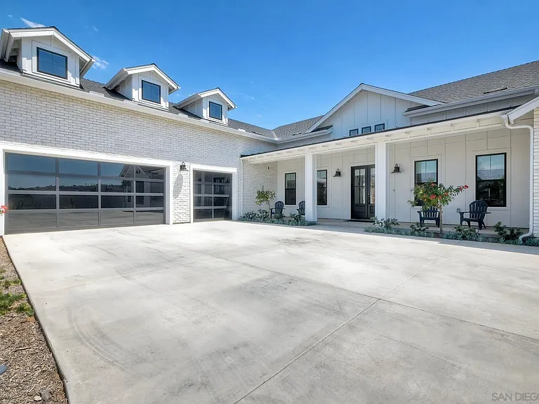 655 Hamilton Ln — Photo 3