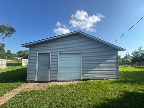 4th image of 303 3rd St