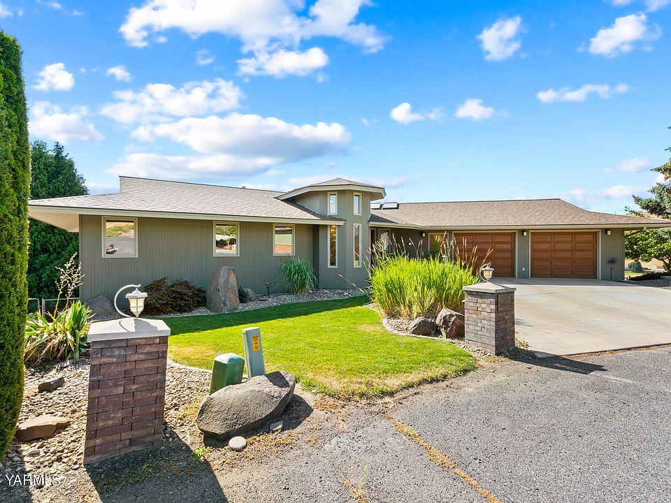 702 Hillcrest Pl>