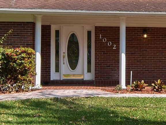3rd image of 1002 N Riverhills Dr