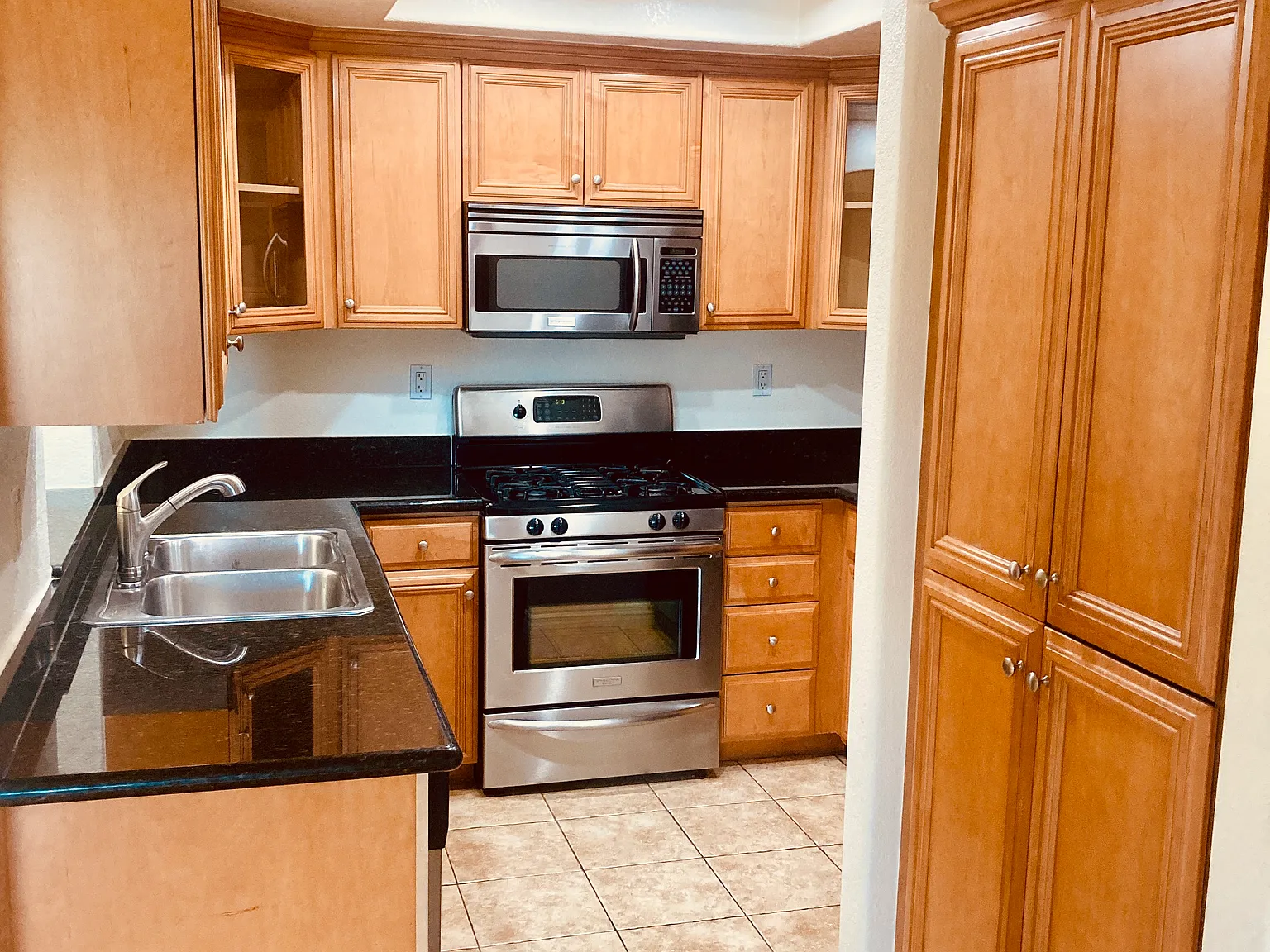 3 bed, 1100 sqft, $3,100 — Photo 4