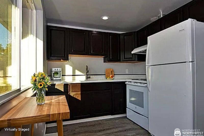 2nd image of 3703 S Manitou