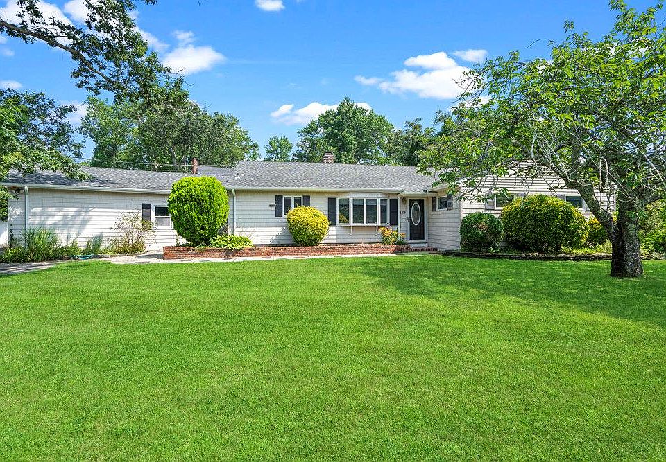 1st image of 189 Connetquot Drive