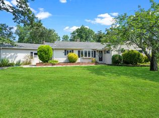 189 Connetquot Dr, Oakdale, NY 11769