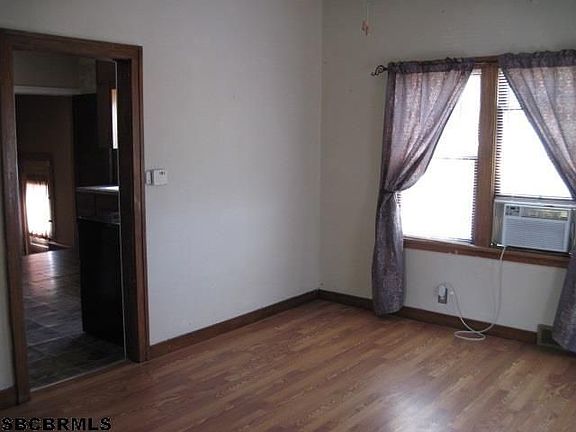 4th image of 423 W 22nd St