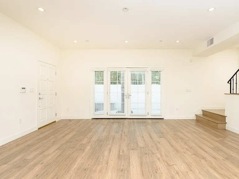 128 S Canon Dr — Photo 15