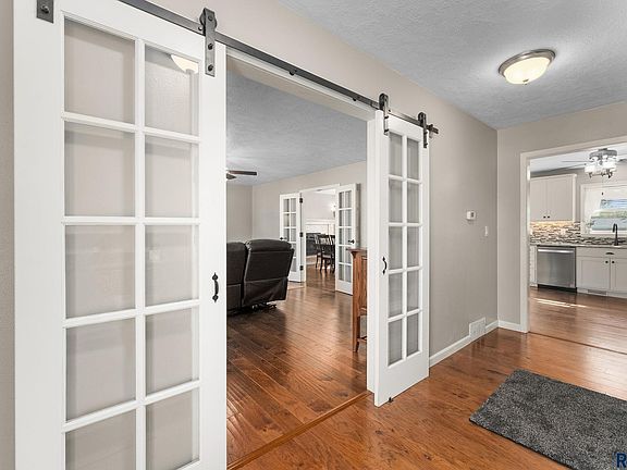 4th image of 3104 S Elmwood Ave