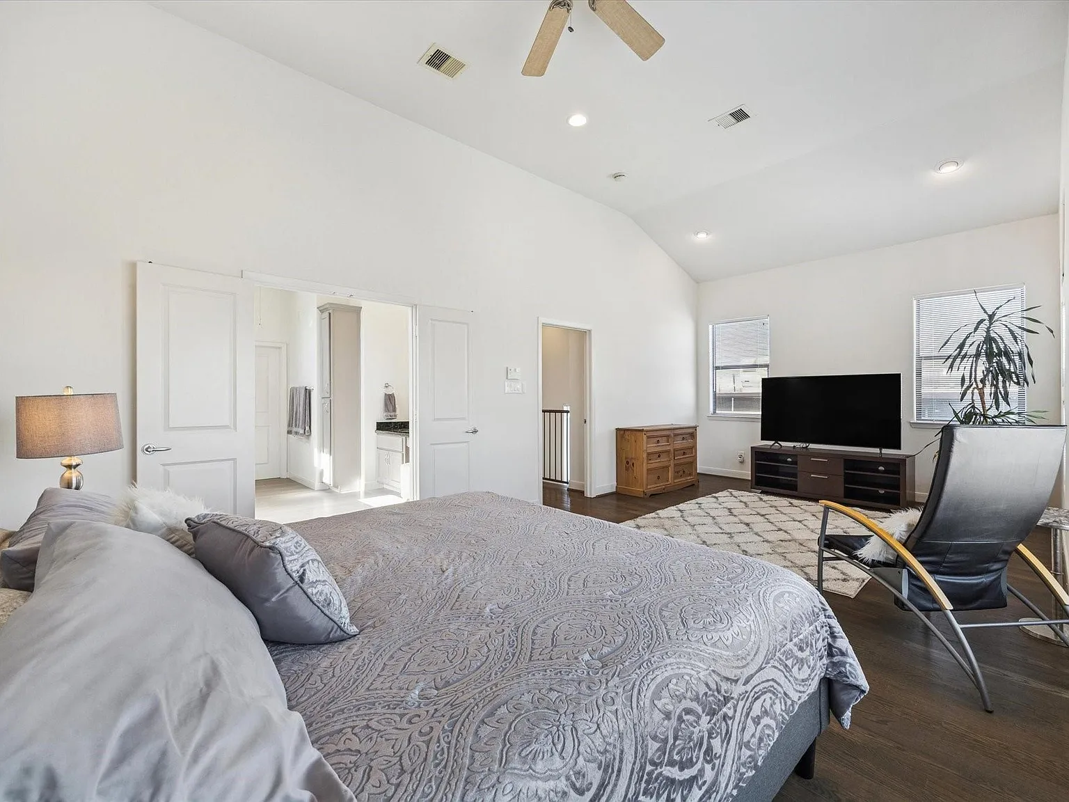 3 bed, 3.5 bath, 2632 sqft, $4,000 — Photo 3