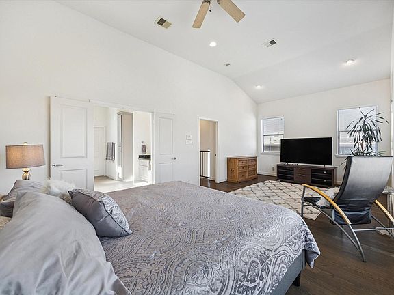 3rd image of 902 Roy St