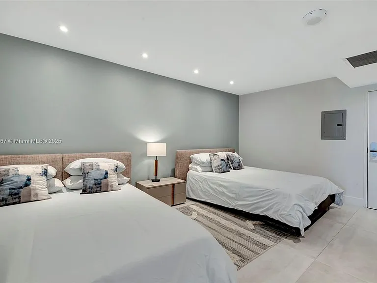 2301 Collins Ave #634 — Photo 19