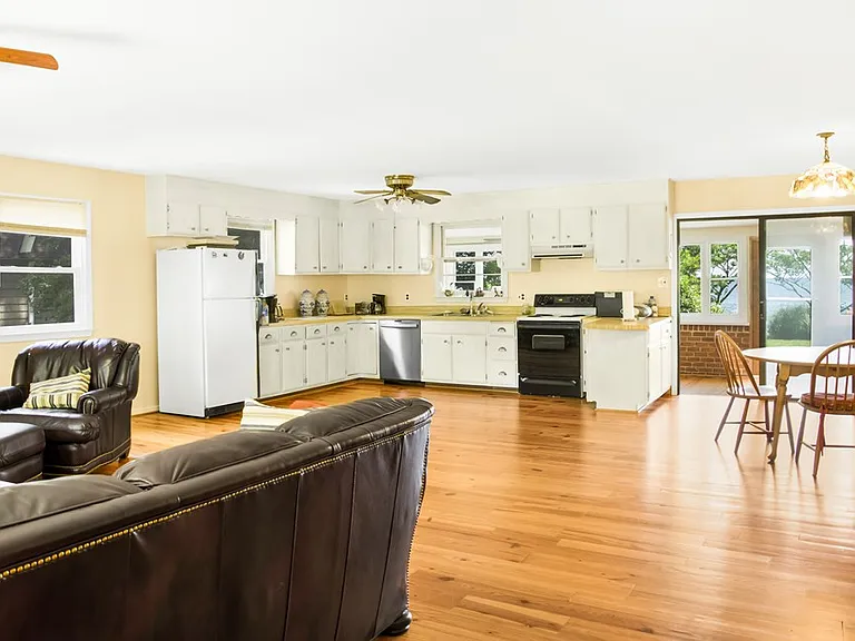 496 Bay Quarter Dr — Photo 2