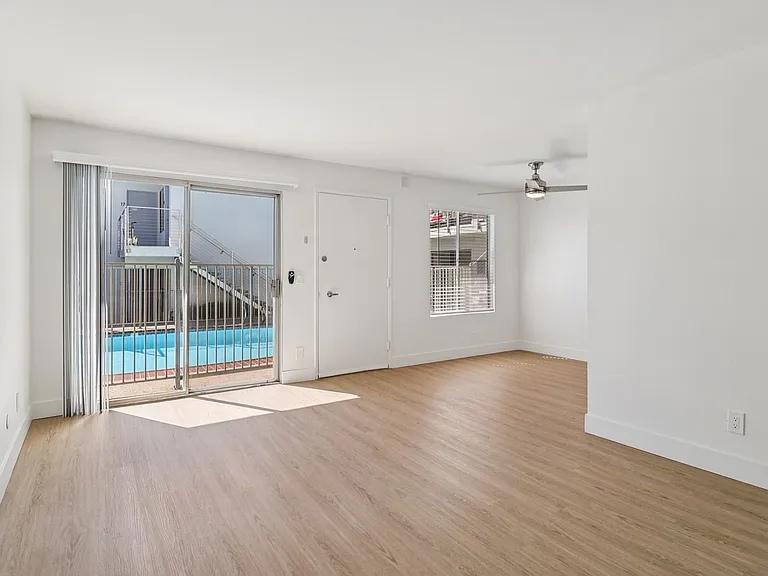 Modern University Crest Apartments 1 Month Free — Photo 11