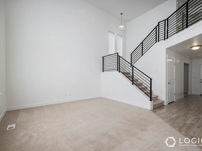 164 N Valcrest Dr — Photo 2