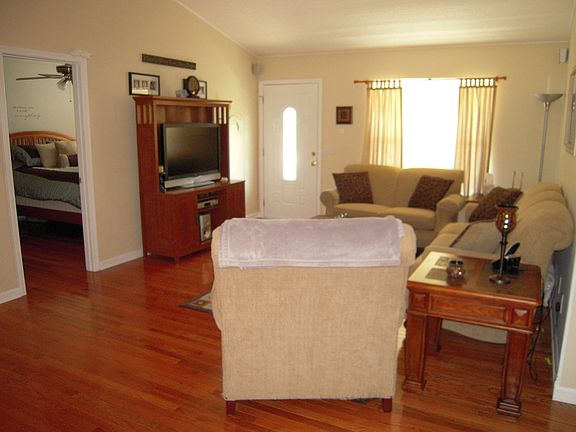 3rd image of 119 Triple Oaks Ln