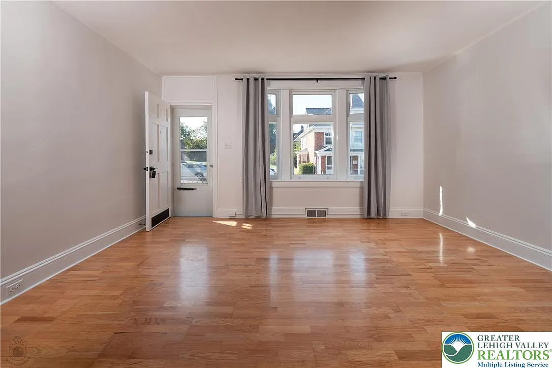 3 bed, 2.0 bath, 1272 sqft, $2,725 — Photo 3
