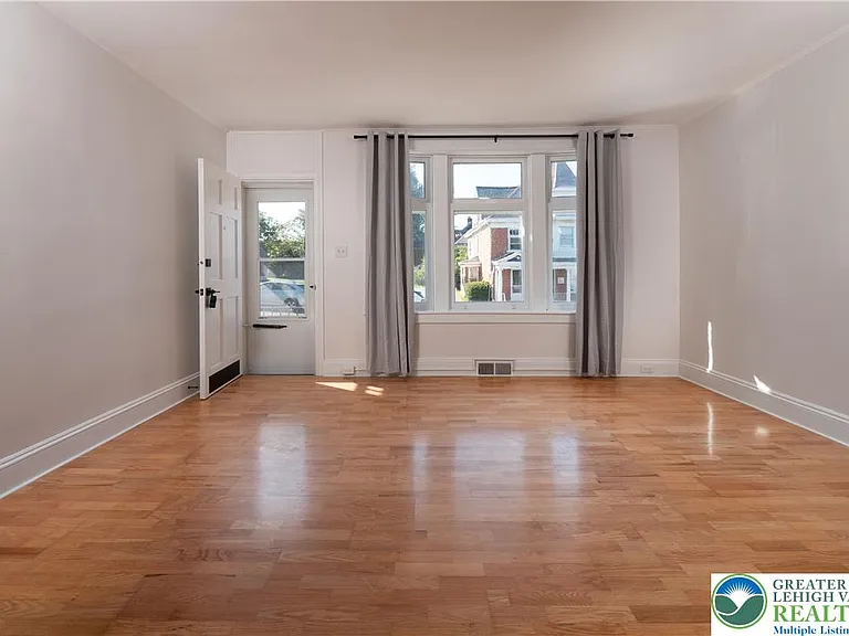 718 N New St — Photo 3