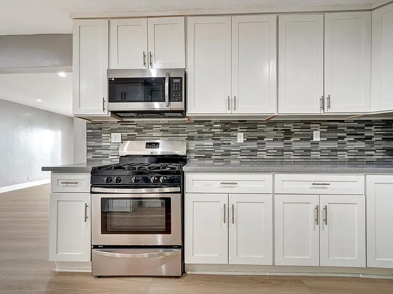 2040 S Sherbourne Dr — Photo 6
