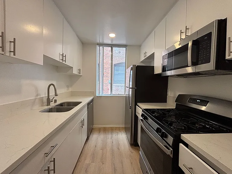 314 South Manhattan Place — Photo 7