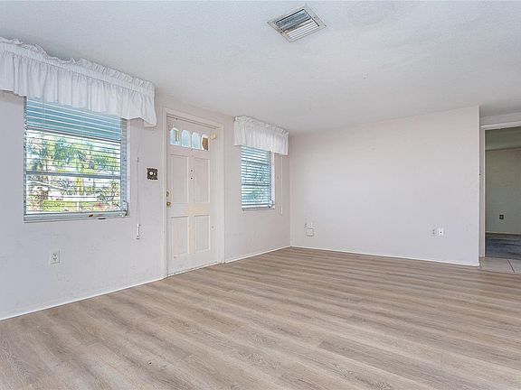4th image of 2075 Illinois Ave