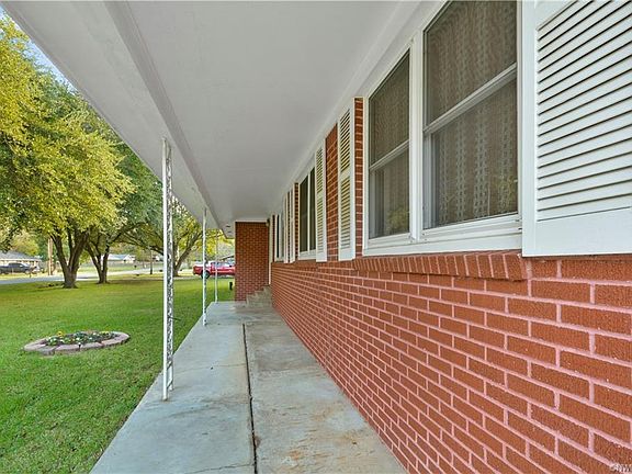 3rd image of 402 Lakeview St