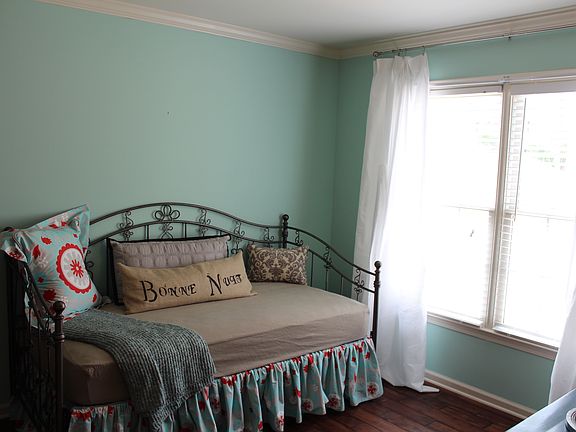 4th image of 614 Richmond Pl