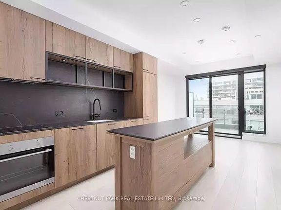 4th image of 505 Richmond St W