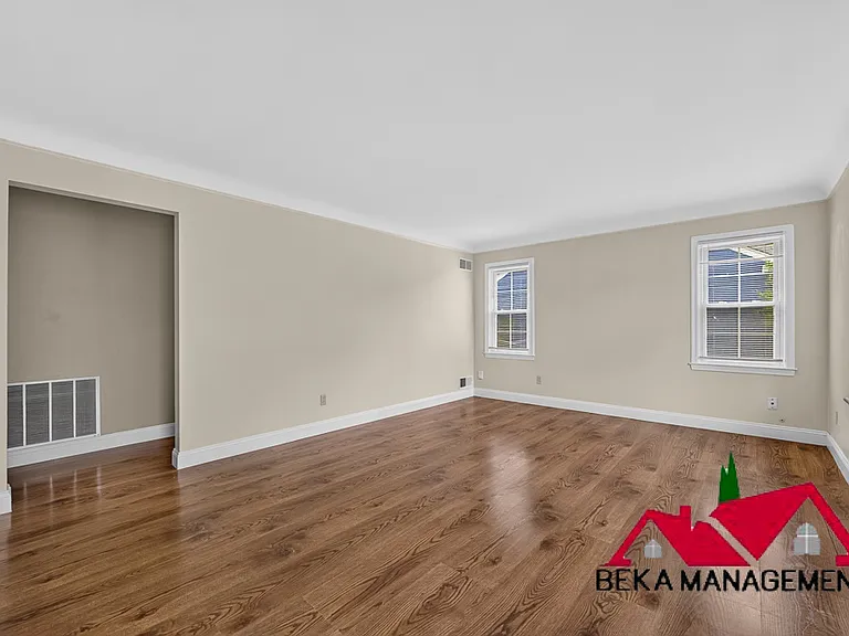 4427 W Forteen Mile Rd — Photo 4