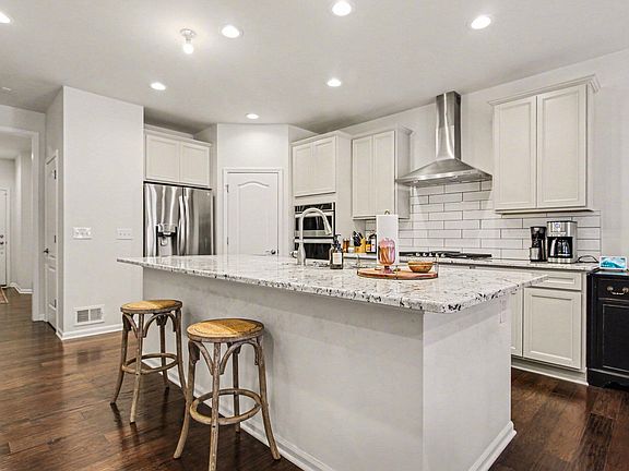 2nd image of 2981 Havre St