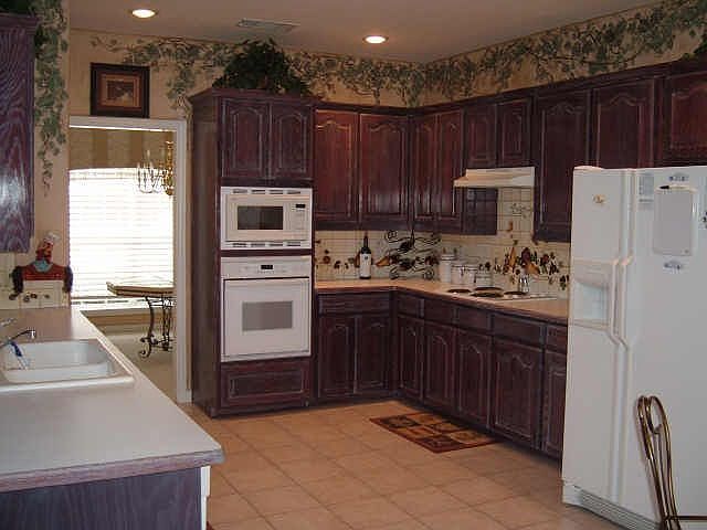 Kitchen (note tile art work)