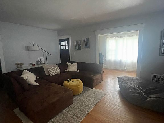 3rd image of 632 Linden Ave #2