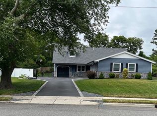 49 Potomac Ln, Sayville, NY 11782