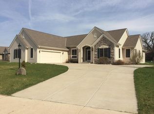 735 Pinehurst Dr, Mukwonago, WI 53149