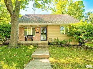 1112 Charlotte St, Pekin, IL 61554