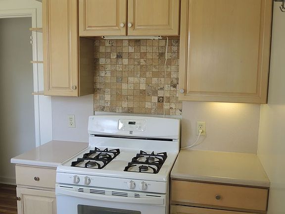 5th image of 1586 Willowbrae Ave