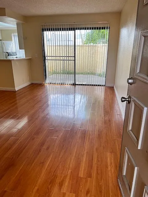 Ontario Plaza Apartment — Photo 2