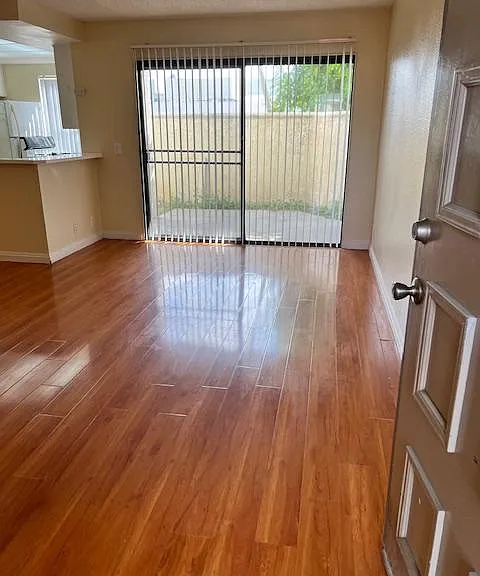 Ontario Plaza Apartment — Photo 2