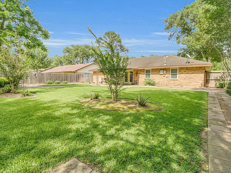 805 Bluebonnet Ln — Photo 14
