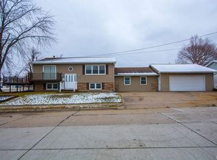 716 Eclipse Ln, Clinton, IA 52732