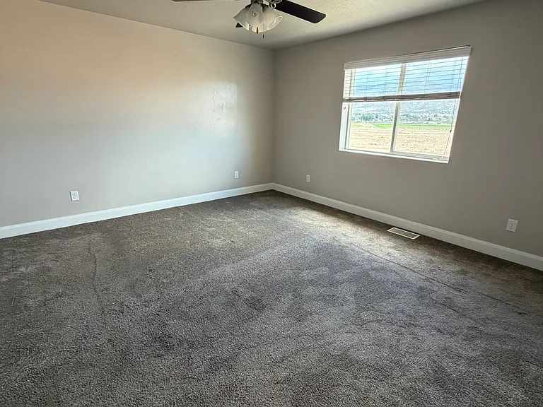 2710 N Clark Pkwy — Photo 9