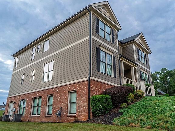 3rd image of 300 Grant Ct