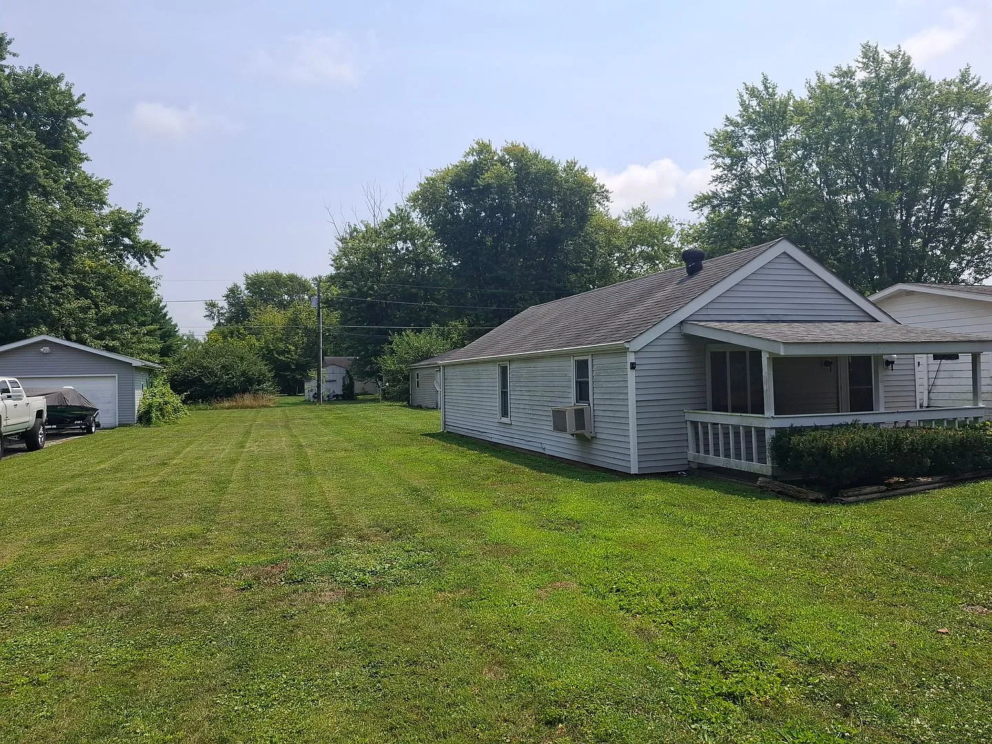 Home for Rent with 2 Bedrm and a Detached Garage — Photo 2