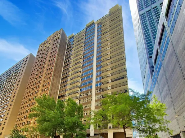 201 E Chestnut St APT 3A, Chicago, IL 60611