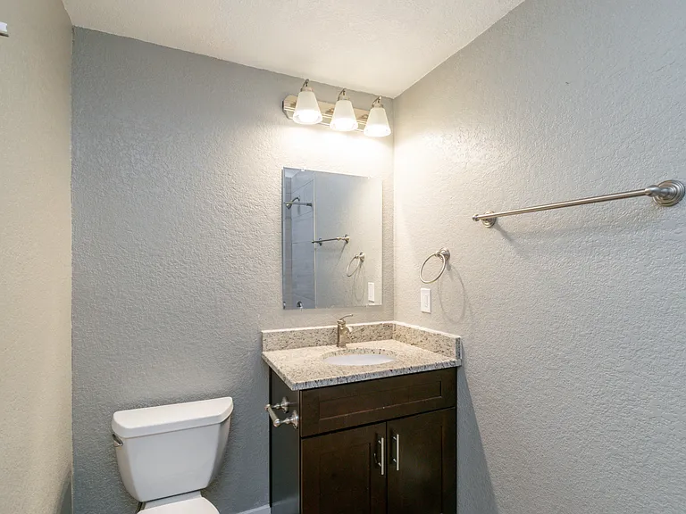 1809 W 4th St — Photo 7