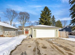 6430 Prairie Lawn Dr, Waterford, MI 48329