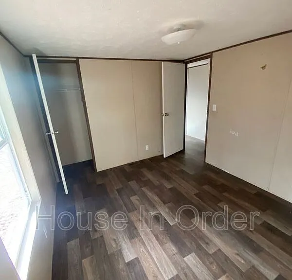 124 Shamrock Park Dr — Photo 4